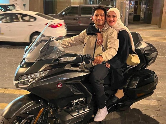 Ibnu Jamil dan Ririn Ekawati umrah.