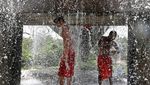 Gelombang Panas di India Bikin Warga Kolkata Asyik Main Pancuran
