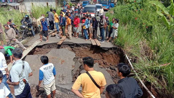 Ruas jalan provinsi ambles.