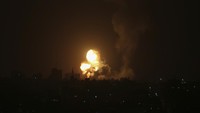 Mengutip AP, serangan udara yang dilancarkan Israel itu menyebabkan terjadinya ledakan di pangkalan militer Hamas di kota Khan Younis, Jalur Gaza selatan. (AP Photo/Yousef Masoud).