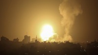 Serangan udara ini dilaporkan dilancarkan Israel setelah serangan roket yang ditembakkan dari Gaza, di tengah ketegangan yang meningkat usai bentrokan akhir pekan di kompleks Masjid Al-Aqsa. (AP Photo/Yousef Masoud).