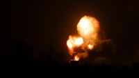 Seperti dilansir AFP, Selasa (19/4/2022), suara sirene meraung-raung di wilayah Israel bagian selatan pada Senin (18/4) malam waktu setempat, setelah roket ditembakkan dari wilayah Gaza yang dikuasai kelompok Hamas. Insiden ini merupakan yang pertama sejak awal Januari lalu. (REUTERS/Ibraheem Abu Mustafa).