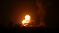 Sementara itu, proyektil yang ditembakkan dari Gaza itu dilaporkan jatuh ke lepas pantai Tel Aviv. Beberapa jam kemudian, Angkatan Udara Israel menyatakan pihaknya telah menggempur lokasi pabrik senjata Hamas sebagai balasan. Sejauh ini belum ada kelompok di Gaza yang mengklaim bertanggung jawab atas serangan roket yang ditembakkan ke Israel itu. Namun Israel diketahui selalu menyalahkan Hamas atas setiap serangan yang dilancarkan dari wilayah Gaza. (REUTERS/Ibraheem Abu Mustafa).
