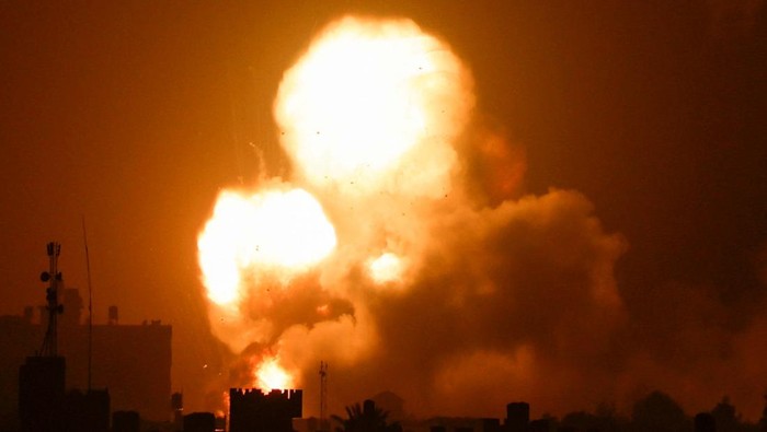 Jalur Gaza Membara Usai Bentrokan Israel-Palestina di Al-Aqsa Israel lancarkan serangan udara di kawasan Jalur Gaza. Serangan berlangsung usai bentrok polisi Israel-demonstran Palestina terjadi di Kompleks Masjid Al-Aqsa.