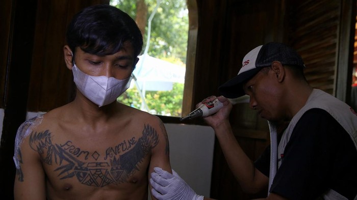 Peserta mengikuti kegiatan hapus tato gratis di Kantor DPP FUHAB, Kebayoran Baru, Jakarta Selatan, Selasa (19/4/2022).