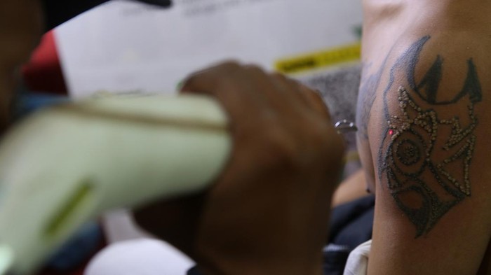 Jelang Lebaran, Warga Ikut Hapus Tato Gratis Peserta mengikuti kegiatan hapus tato gratis di Kantor DPP FUHAB, Kebayoran Baru, Jakarta Selatan, Selasa (19/4/2022).