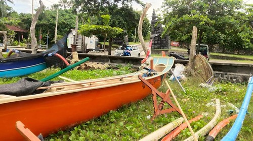 Jukung atau perahu milik Komang Wikana Putra yang rusak usai dihantam gelombang tinggi, Senin (19/4/2022)
