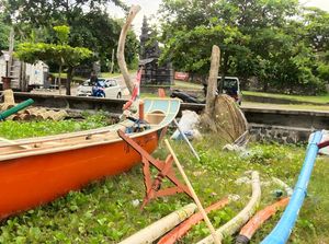 Mesin Mati, Jukung Komang Wikana Terbalik Dihantam Gelombang Tinggi