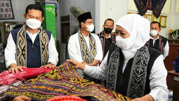 Kain Tenun Ikat Parengan di Lamongan yang menjadikan Desa Parengan menjadi desa devisa.