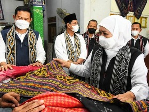 Gubernur Ajak Warga Jatim Borong Tenun Parengan untuk Rayakan Lebaran