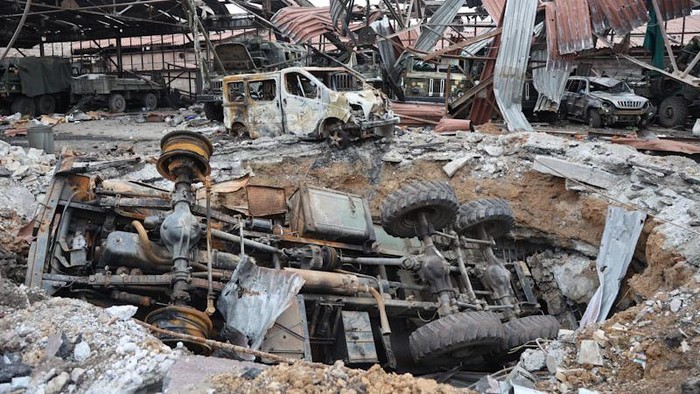 Kala Pabrik Baja di Mariupol Jadi 'Kuburan' Mobil Gegara Perang Pabrik Metalurgi Illich Iron & Steel Works rusak berat imbas perang Rusia-Ukraina. Pabrik itu kini bagaikan kuburan bagi mobil yang rusak dan hangus terbakar.