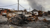 Penampakan kendaraan yang hangus terbakar di kawasan Pabrik Metalurgi Illich Iron & Steel Works, Mariupol, Ukraina, Senin (18/4/2022) waktu setempat.