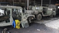 Di salah satu area pabrik terlihat kendaraan militer pasukan Ukraina yang rusak dan ditinggalkan begitu saja di sana.