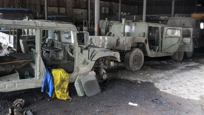 Kala Pabrik Baja di Mariupol Jadi 'Kuburan' Mobil Gegara Perang Pabrik Metalurgi Illich Iron & Steel Works rusak berat imbas perang Rusia-Ukraina. Pabrik itu kini bagaikan kuburan bagi mobil yang rusak dan hangus terbakar.