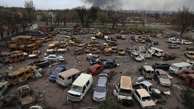 Pabrik Baja di Mariupol Jadi Kuburan Mobil Gegara Perang