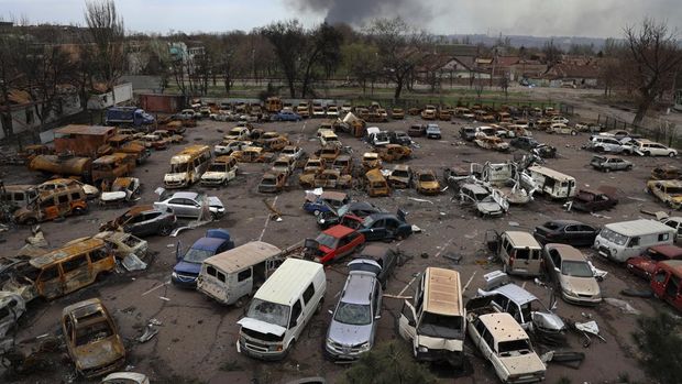 Pabrik Metalurgi Illich Iron & Steel Works rusak berat imbas perang Rusia-Ukraina. Pabrik itu kini bagaikan kuburan bagi mobil yang rusak dan hangus terbakar.
