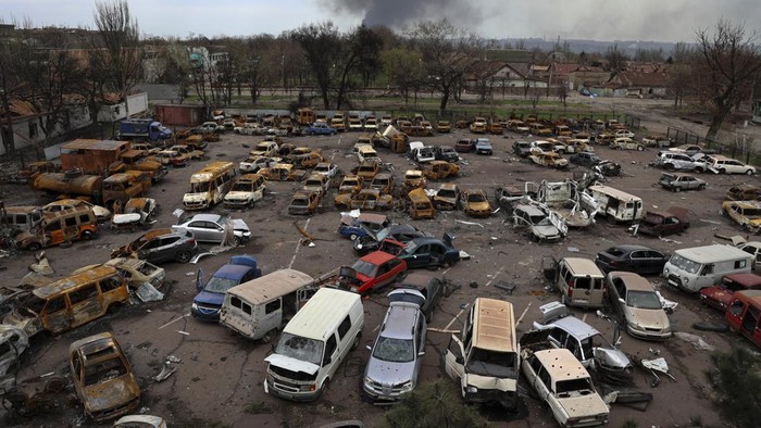 Kala Pabrik Baja di Mariupol Jadi 'Kuburan' Mobil Gegara Perang Pabrik Metalurgi Illich Iron & Steel Works rusak berat imbas perang Rusia-Ukraina. Pabrik itu kini bagaikan kuburan bagi mobil yang rusak dan hangus terbakar.