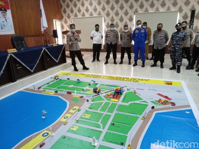 Kapolres Pangandaran sedang menjelaskan rekayasa lalin obwis Pangandaran