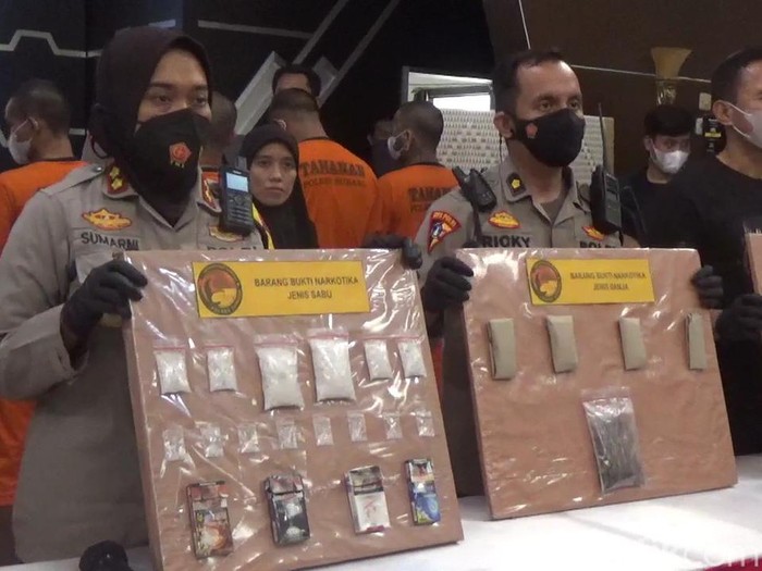 Kapolres Subang saat menunjukan barang bukti narkoba saat press conference di Mapolres Subang, Selasa (19/4/2022).