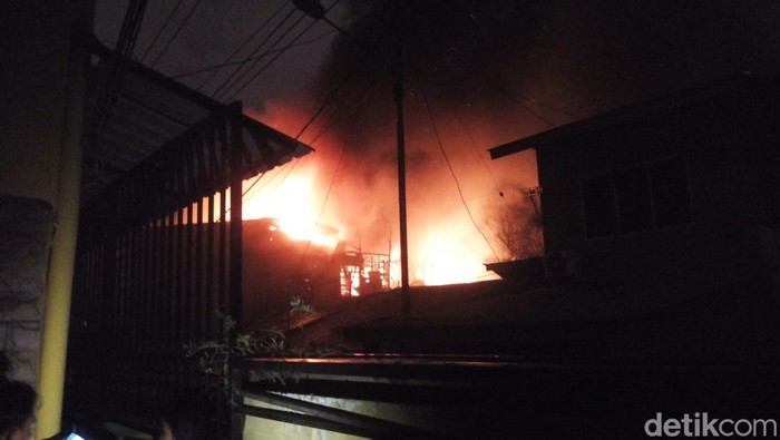 Kebakaran landa kawasan padat penduduk di Medan.