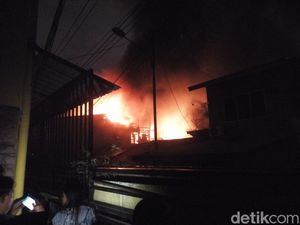 Detik-detik Kebakaran di Pemukiman Padat Penduduk di Medan