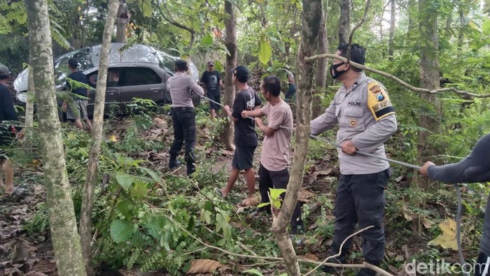 Kecelakaan akibat gundukan pasir. Tabrakan dua mobil hingga masuk ke jurang lahan jati di Bojonegoro.