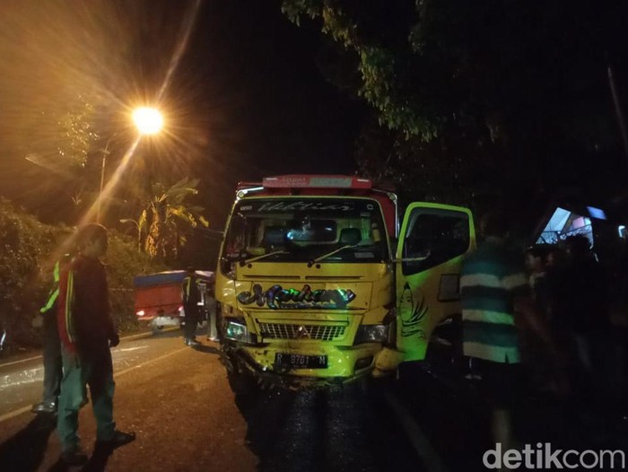 Kecelakaan karambol 6 kendaraan di jalan Banyumas-Secang, Banjarnegara, Selasa (19/4/2022).
