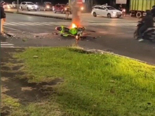 Kondisi sepeda motor Kawasaki Ninja usai terlibat tabrakan dengan mobil Toyota Rush di Simpang Pentolah, Blahbatuh, Gianyar