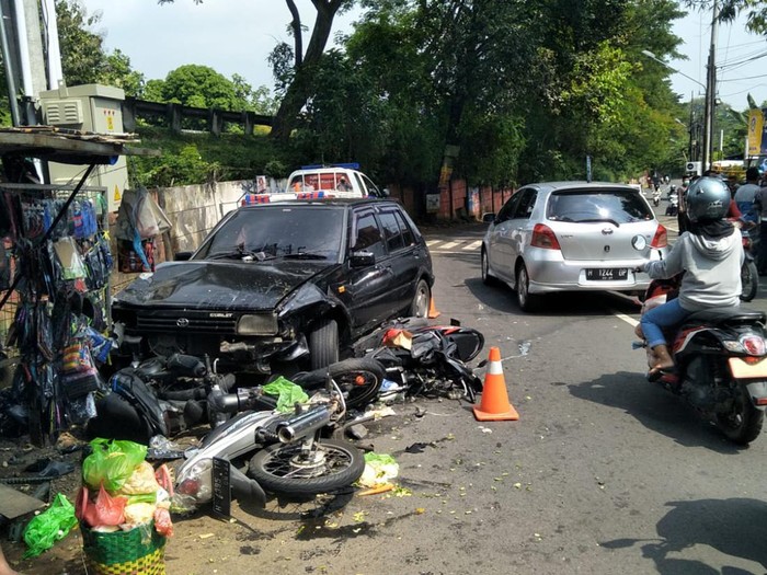 Kecelakaan mobil hantam 3 motor di Jalan Karangrejo Raya depan SMK Teuku Umar, Kecamatan Gajahmungkur, Kota Semarang, Selasa (19/4/2022).
