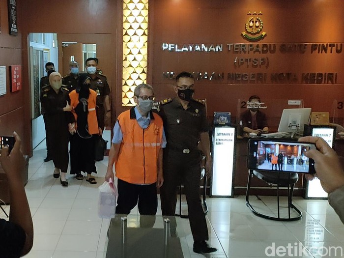 Kedua tersangka korupsi BPNT Kota Kediri