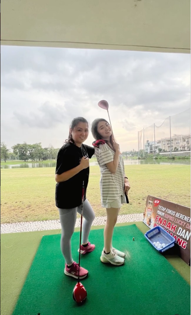 Vanessa pun terlihat cukup dekat dengan sang ibu. Mereka kerap beraativitas bersama. Seperti dalam foto ini, ketika keduanya terlihat sedang bermain golf bersama. Foto: Instagram