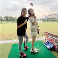 Vanessa pun terlihat cukup dekat dengan sang ibu. Mereka kerap beraativitas bersama. Seperti dalam foto ini, ketika keduanya terlihat sedang bermain golf bersama. Foto: Instagram
