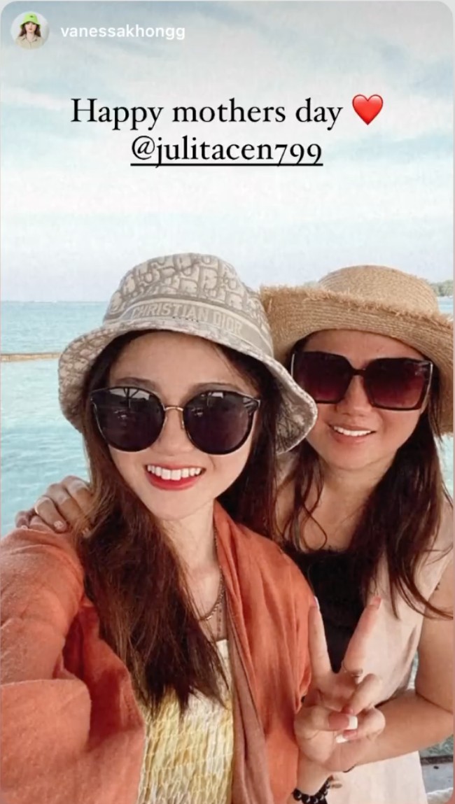 Di momen hari Ibu pun Vanessa tampak mengunggah fotonya bersama sang ibu ke Instagram Storynya. Foto yang memperlihatkan Vanessa dan ibunya yang sedang berlibur bersama itu diberi keterangan Happy mothers day @julitacen799. Foto: Instagram