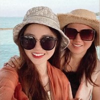 Di momen hari Ibu pun Vanessa tampak mengunggah fotonya bersama sang ibu ke Instagram Storynya. Foto yang memperlihatkan Vanessa dan ibunya yang sedang berlibur bersama itu diberi keterangan Happy mothers day @julitacen799. Foto: Instagram