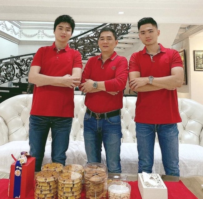 Vanessa Khong dan keluarganya memang diketahui hidup dengan bergelimang harta. Vanessa sendiri sebelumnya sempat mengelak jika sumber kekayaannya itu berasal dari Indra Kenz. Melalui akun Instagramnya, Vanessa bahkan sempat memamerkan kertas pembayaran pajak yang dibayar ayahnya pada tahun 2017. Dalam kertas tersebut tertera jika ayah Vanessa membayar pajak sekitar Rp 981 juta. Foto: Instagram