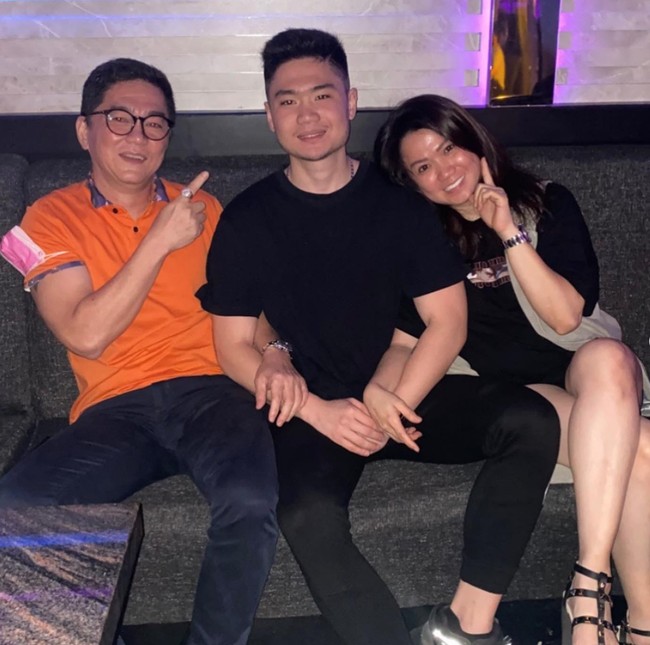 Ayah Vanessa, Rudianto Pei, diduga mendapat aliran dana sebesar Rp 1,5 miliar dari Indra Kenz. Tak hanya itu saja, sang ayah juga diduga membantu Indra Kenz membeli 10 jam tangan mahal seharga Rp 8 miliar. Sedangkan Vanessa Khong sendiri diduga mendapat sebidang tanah dan uang sekitar Rp 1,1 miliar dari Indra Kenz. Foto: Instagram