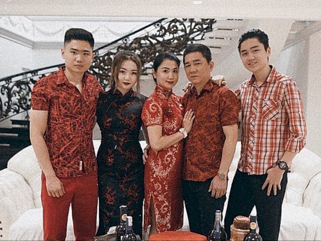 Keluarga Vanessa terdiri dari 5 orang. Ia memiliki 2 orang saudara laki-laki. Mengenakan busana senada seperti ini, Vanessa Khong dan keluarganya terlihat kompak. Foto: Instagram