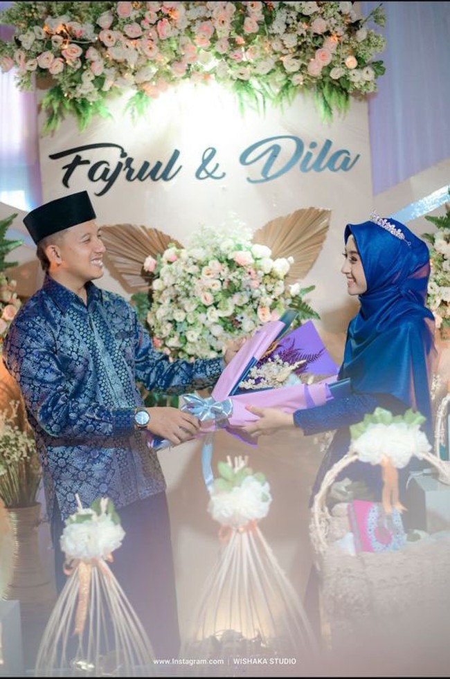 Fajrul mengungkapkan awal mula hatinya mula bergetar sejak tahun 2019. Ketika itu Dila menjadi foto cover poster sekolah yang ia bina. Tentu ketika orientasinya di sekolah saya mengedepankan sikap profesional. Karena kebetulan dia anak didik saya, ketika jam mengajar ya mengajar ketika persiapan lomba ya lomba, harus tetap disiplin walaupun ada perasaan, ujarnya. Foto: Dok. pribadi Fajrul.