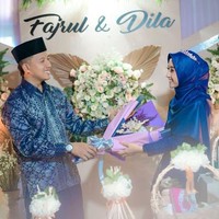 Fajrul mengungkapkan awal mula hatinya mula bergetar sejak tahun 2019. Ketika itu Dila menjadi foto cover poster sekolah yang ia bina. Tentu ketika orientasinya di sekolah saya mengedepankan sikap profesional. Karena kebetulan dia anak didik saya, ketika jam mengajar ya mengajar ketika persiapan lomba ya lomba, harus tetap disiplin walaupun ada perasaan, ujarnya. Foto: Dok. pribadi Fajrul.