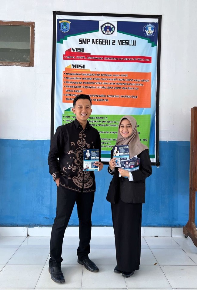 Selain menjadi kepala sekolah, Fajrul juga aktif mengajar di pondok pesantren. Mengenai kisah cintanya dengan Dila anak muridnya, dia mengaku tak menjalani pacaran alias menikah melalui proses taaruf. Foto: Dok. pribadi Fajrul.