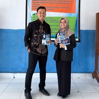 Selain menjadi kepala sekolah, Fajrul juga aktif mengajar di pondok pesantren. Mengenai kisah cintanya dengan Dila anak muridnya, dia mengaku tak menjalani pacaran alias menikah melalui proses taaruf. Foto: Dok. pribadi Fajrul.