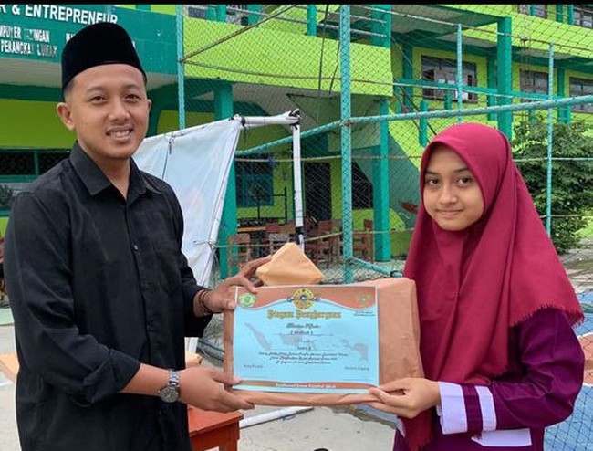 Pria 26 tahun ini menuturkan Dila adalah siswi yang berprestasi di sekolah, sering mengikuti lomba untuk mewakili sekolah di tingkat provinsi. Kebetulan dalam prosesnya saya yang melatih dan mendampingi setiap persiapan lombanya, maybe ada chemistry, tambah Fajrul. Foto: Dok. pribadi Fajrul.
