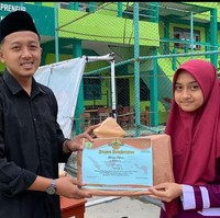 Pria 26 tahun ini menuturkan Dila adalah siswi yang berprestasi di sekolah, sering mengikuti lomba untuk mewakili sekolah di tingkat provinsi. Kebetulan dalam prosesnya saya yang melatih dan mendampingi setiap persiapan lombanya, maybe ada chemistry, tambah Fajrul. Foto: Dok. pribadi Fajrul.