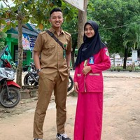 Kisah kepala sekolah yang menikahi muridnya viral setelah diunggah akun TikTok @fajrulfaj. Dalam video yang berdurasi 20 detik itu terlihat perjalanan cinta sang kepala sekolah dan muridnya mulai dari awal kenal, dekat, lamaran hingga ingin berlanjut ke jenjang pernikahan. Akun TikTok @fajrulfaj tak menduga cerita cintanya seperti kisah yang ada di Wattpad. Foto: Dok. pribadi Fajrul.