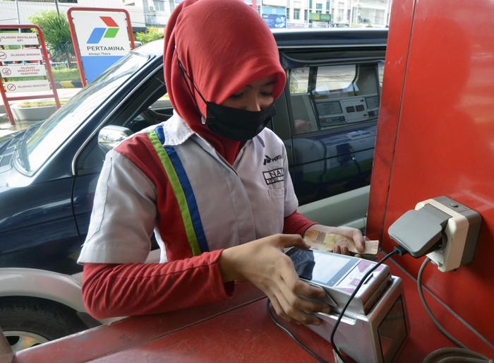 KESIAPAN PERTAMINA SUMBAGSEL HADAPI MUDIK LEBARAN Petugas melayani pengisian BBM di SPBU 24.351.126 Jalan Pangeran Antasari, Bandar Lampung, Lampung, Selasa (19/4/2022). Pertamina Patra Niaga Regional Sumbagsel mengerahkan 384 unit armada mobil tangki, 27 unit bridger avtur dan 174 unit skid tank untuk LPG serta 16 titik SPBU kantung dan 15 titik layanan motoris pada jalur mudik ditambah 11 SPBU Siaga Tol Trans - Sumatera dan empat SPBU Modular di sepanjang jalur Tol Bakauheni - Palembang. ANTARA FOTO/Ardiansyah/wsj.