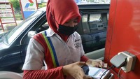 Di SPBU tersebut juga dilakukan beragam antisipasi salah satunya perihal penyelewengan BBM. Petugas memasukkan data menggunakan kartu kendali (Fuel Card) bagi konsumen yang mengisi Bahan Bakar Minyak (BBM) solar bersubsidi di SPBU 24.351.126 Jalan Pangeran Antasari, Bandar Lampung, Lampung, Selasa (19/4/2022). 