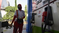 Petugas melayani pengisian BBM di SPBU 24.351.126 Jalan Pangeran Antasari, Bandar Lampung, Lampung, Selasa (19/4/2022). 