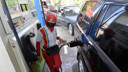 Petugas melayani pengisian BBM di SPBU 24.351.126 Jalan Pangeran Antasari, Bandar Lampung, Lampung, Selasa (19/4/2022). Pertamina Patra Niaga Regional Sumbagsel mengerahkan 384 unit armada mobil tangki, 27 unit bridger avtur dan 174 unit skid tank untuk LPG serta 16 titik SPBU kantung dan 15 titik layanan motoris pada jalur mudik ditambah 11 SPBU Siaga Tol Trans - Sumatera dan empat SPBU Modular di sepanjang jalur Tol Bakauheni - Palembang. ANTARA FOTO/Ardiansyah/wsj.