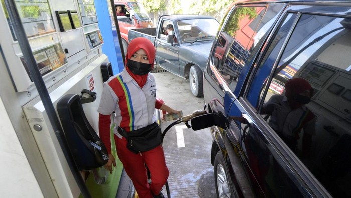 KESIAPAN PERTAMINA SUMBAGSEL HADAPI MUDIK LEBARAN Petugas melayani pengisian BBM di SPBU 24.351.126 Jalan Pangeran Antasari, Bandar Lampung, Lampung, Selasa (19/4/2022). Pertamina Patra Niaga Regional Sumbagsel mengerahkan 384 unit armada mobil tangki, 27 unit bridger avtur dan 174 unit skid tank untuk LPG serta 16 titik SPBU kantung dan 15 titik layanan motoris pada jalur mudik ditambah 11 SPBU Siaga Tol Trans - Sumatera dan empat SPBU Modular di sepanjang jalur Tol Bakauheni - Palembang. ANTARA FOTO/Ardiansyah/wsj.