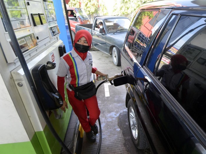 Petugas melayani pengisian BBM di SPBU 24.351.126 Jalan Pangeran Antasari, Bandar Lampung, Lampung, Selasa (19/4/2022). Pertamina Patra Niaga Regional Sumbagsel mengerahkan 384 unit armada mobil tangki, 27 unit bridger avtur dan 174 unit skid tank untuk LPG serta 16 titik SPBU kantung dan 15 titik layanan motoris pada jalur mudik ditambah 11 SPBU Siaga Tol Trans - Sumatera dan empat SPBU Modular di sepanjang jalur Tol Bakauheni - Palembang. ANTARA FOTO/Ardiansyah/wsj.